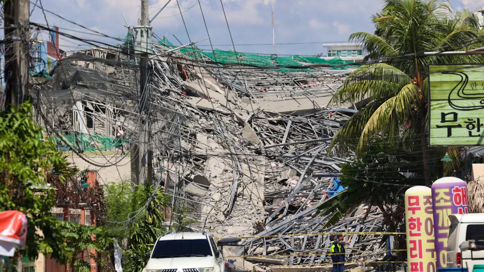 dpatopbilder – Absperrband markiert den Bereich um ein eingestürztes Gebäude in der Provinz Pampanga, nördlich von Manila. Foto: Uncredited/AP/dpa