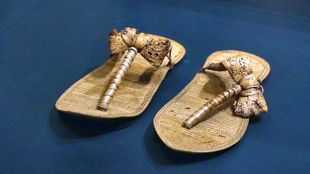 These straw sandals were found in Tutankhamun's tomb. They are strikingly reminiscent of today's flip-flops and show how timeless their design is. Everyday objects also had their place in the afterlife in Ancient Egypt.