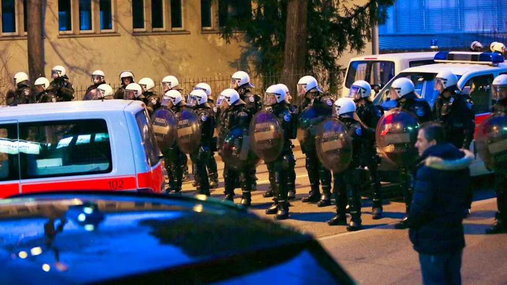 A police operation escalated in Zurich on Sunday night. A police officer was injured when attackers threw objects at the officers. (Archive image)