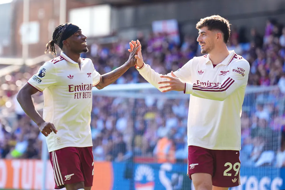 Premier League: Tottenham rettet sich, West Ham steigt ab – Gallery. Noni Madueke (l) von Meister Arsenal jubelt mit seinem Teamkollegen Kai Havertz über sein Tor zum 0:2.