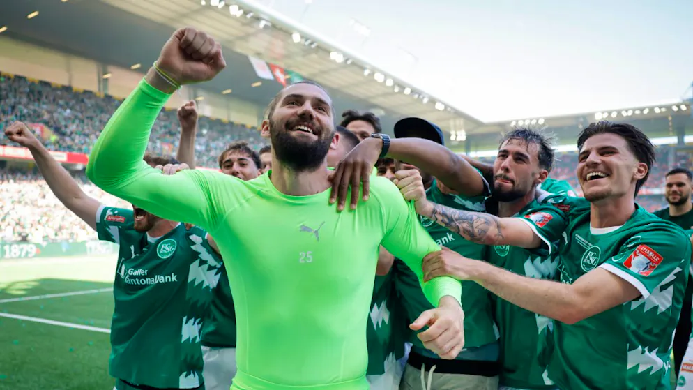 Lukas Watkowiak feiert nach dem Gewinn des Cups ausgelassen vor den Fans – seine Rote Karte blieb ohne Folgen für St. Gallen