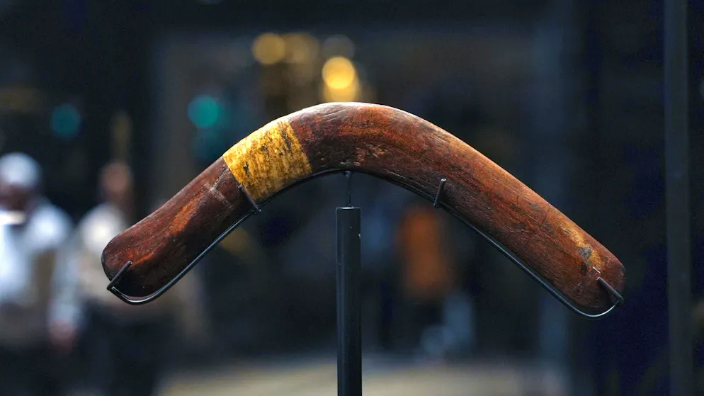 This aerodynamic boomerang from Tutankhamun's tomb combines sacred splendour with practical use: while in the afterlife it ritually symbolizes the pharaoh's triumph over chaos, in this world such throwing sticks were actually used as effective hunting weapons for hunting marsh birds.