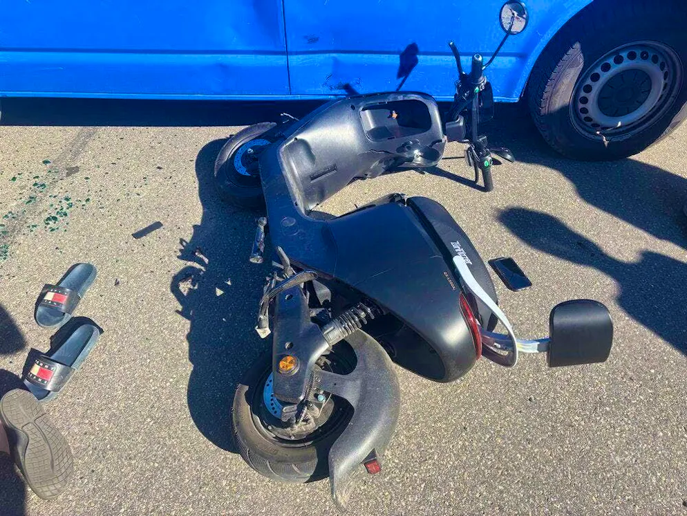 In Neuenhof AG, a car driver disregarded the right of way of an e-scooter rider. The 15-year-old and his passenger were injured in the collision.