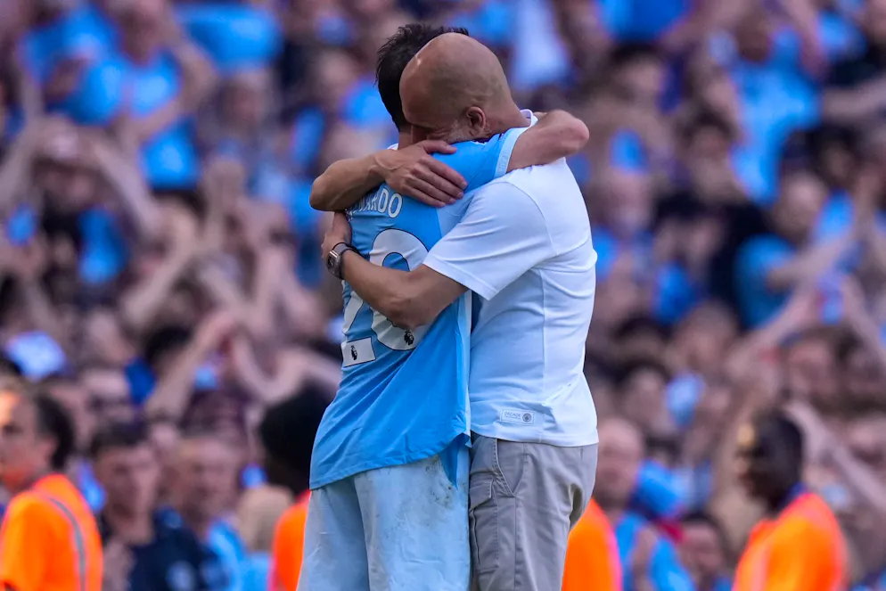Premier League: Tottenham rettet sich, West Ham steigt ab – Gallery. Manchester Citys Trainer Pep Guardiola (r) umarmt Bernardo Silva. Für beide war es das letzte City-Spiel.