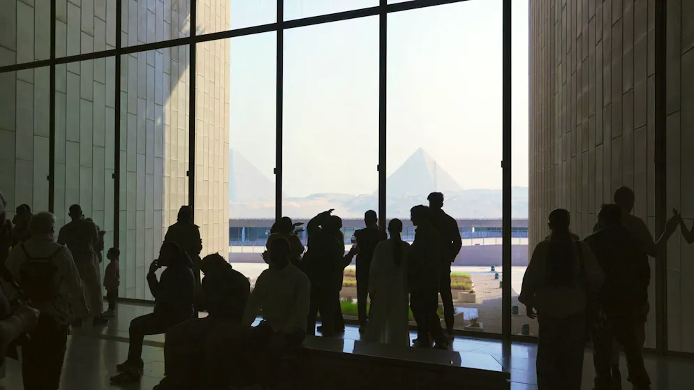 The design of the museum is based on precise visual axes that are directly aligned with the tops of the three pyramids of Giza. This alignment was a central element of the architectural competition.
