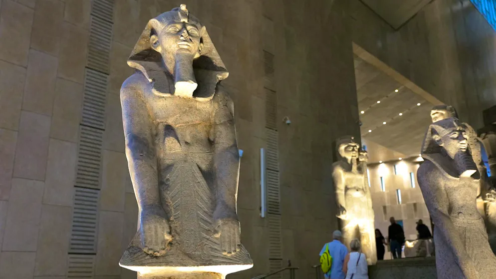 Queen Hatshepsut: beard, royal apron and masculine stature