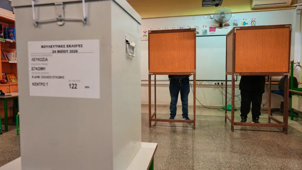 Wähler geben ihre Stimme in einem Wahllokal während der Parlamentswahlen in Nikosia ab. Foto: Petros Karadjias/AP/dpa