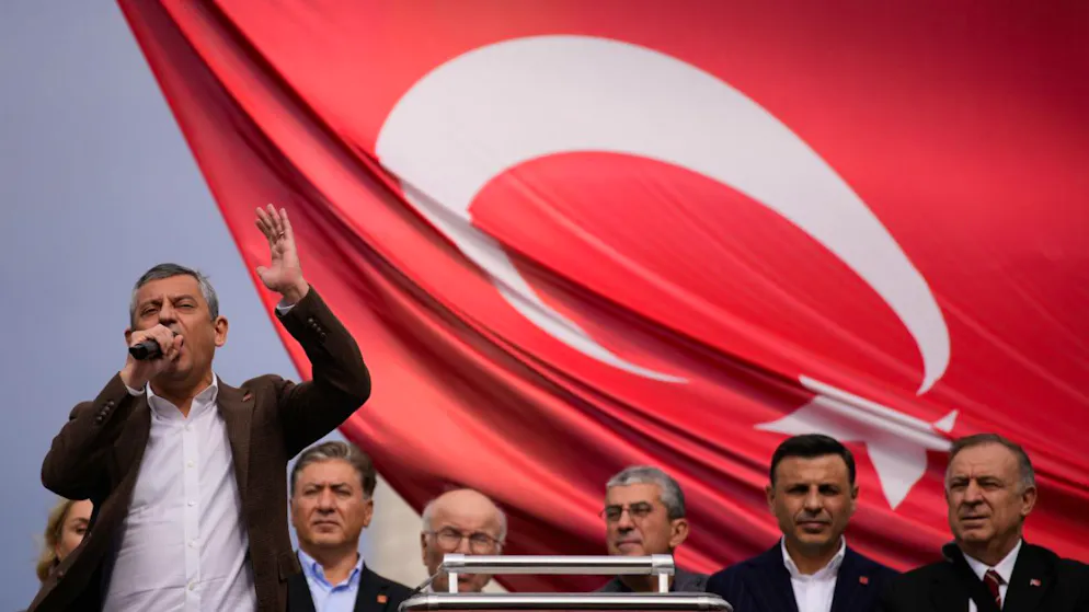 ARCHIV – Der Vorsitzende der oppositionellen Republikanischen Volkspartei (CHP) der Türkei, Özgur Özel. Foto: Emrah Gurel/AP/dpa