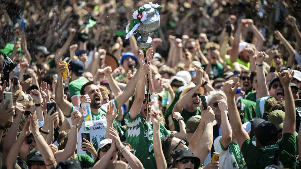 Près de 20'000 fans ont fêté la victoire du FC Saint-Gall dimanche après-midi dans la ville.