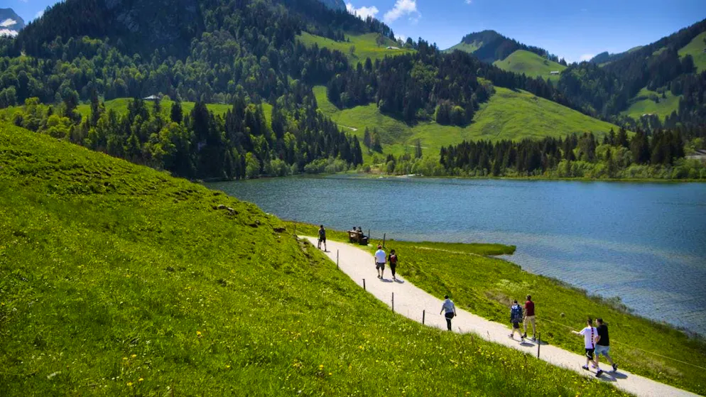 Lake Schwarzsee in the canton of Fribourg is a popular hiking destination.  (archive picture)