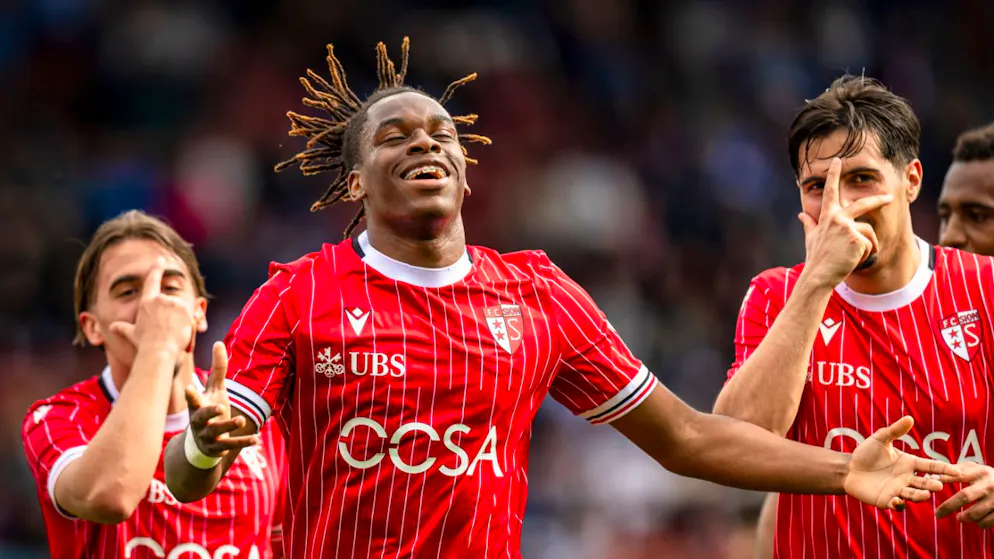 Winsley Boteli (Mitte) bleibt bei Sion.