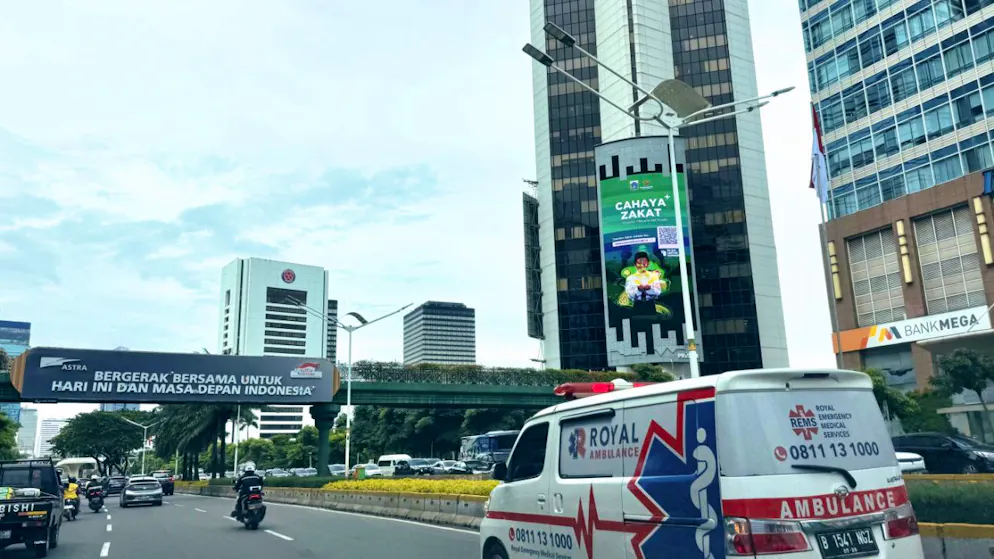 ARCHIV – Ein Krankenwagen fährt durch die Innenstadt von Jakarta. Foto: Carola Frentzen/dpa (Archivbild)