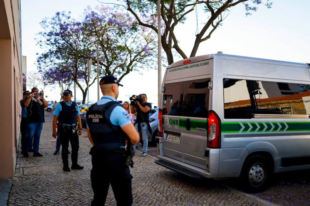 Ein Fahrzeug der Nationalen Gendarmerie Portugals (GNR) mit Marine R. und Marc B., die verdächtigt werden, zwei Kinder ausgesetzt zu haben, trifft am 23. Mai 2026 am Gericht von Setúbal in Portugal ein.