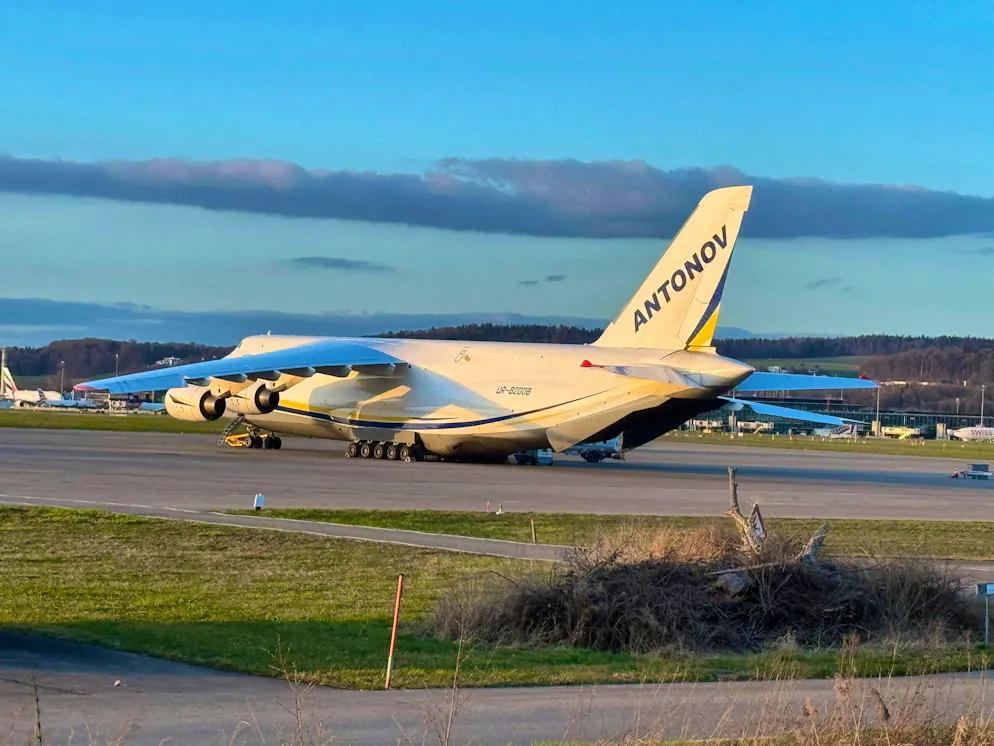 Un Antonov An-124 era parcheggiato all'aeroporto di Zurigo a marzo.