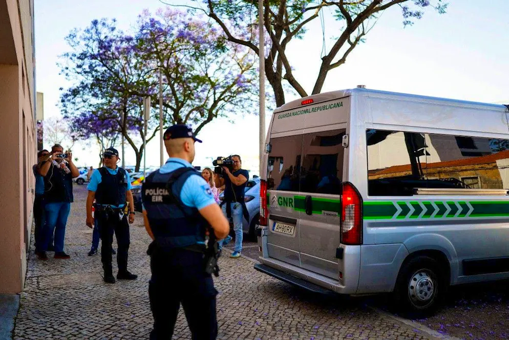 A Portuguese National Gendarmerie (GNR) vehicle carrying Marine R. and Marc B., suspected of abandoning two children, arrives at Setúbal Court in Portugal on May 23, 2026.