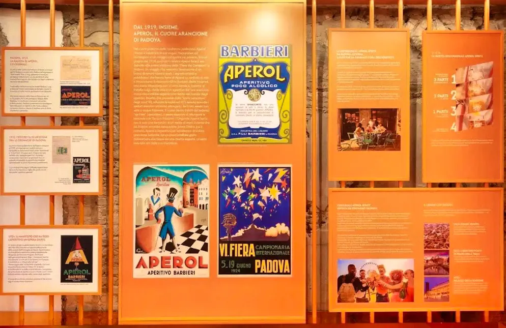 A Padova, in un pop-up, è possibile leggere la storia dell'Aperol.
