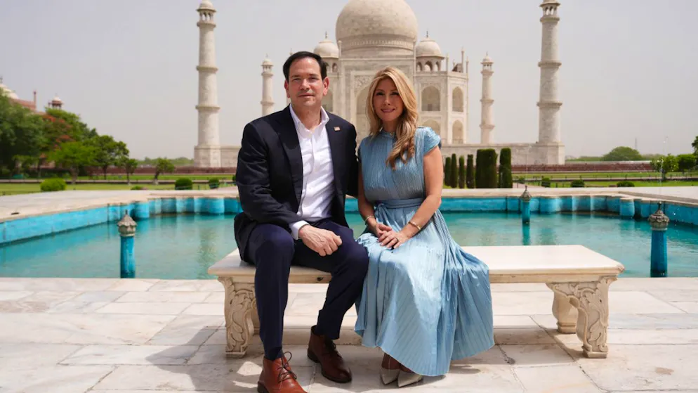 Le secrétaire d’État américain Marco Rubio pose avec son épouse Jeanette Rubio lors de leur visite du Taj Mahal à Agra, en Inde, lundi.