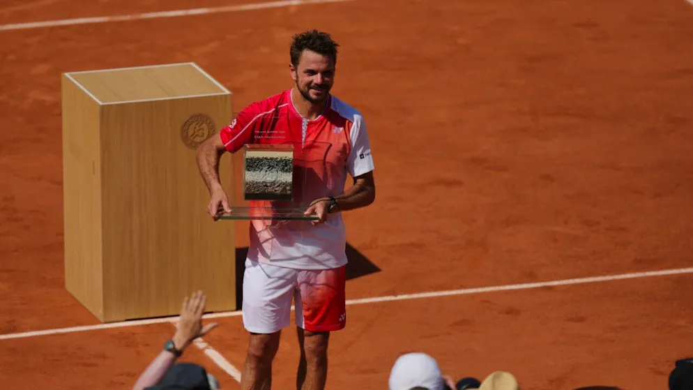 Noch einmal im Fokus der Fotografen und der Fans: Stan Wawrinka wird nach seinem letzten Spiel am French Open mit einer Ehrentrophäe beschenkt