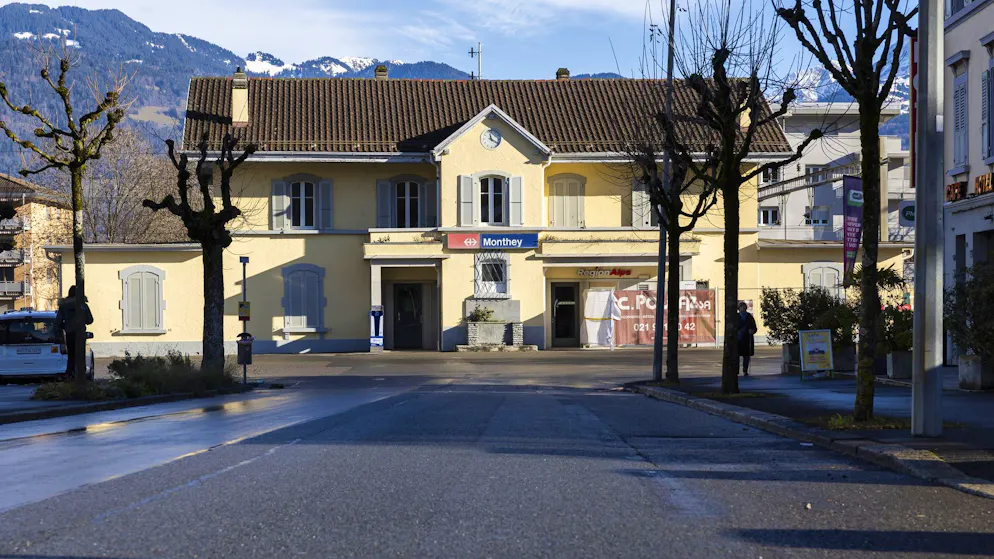Peu avant 07h00 samedi matin, deux individus s’en sont pris à un homme devant la gare de Monthey (image d'illustration).