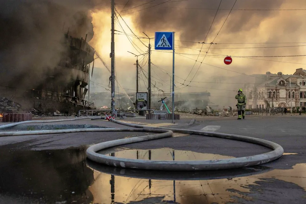 Des pompiers ukrainiens interviennent au milieu de bâtiments lourdement endommagés après des frappes russes à Kiev, le 24 mai 2026.