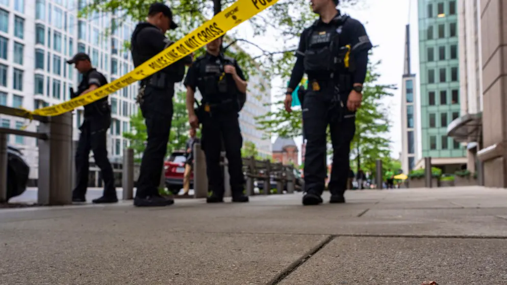 dpatopbilder – Polizisten des US-Geheimdienstes sichern nach Schüssen in unmittelbarer Nähe des Weissen Hauses den Tatort. Foto: Alex Brandon/AP/dpa
