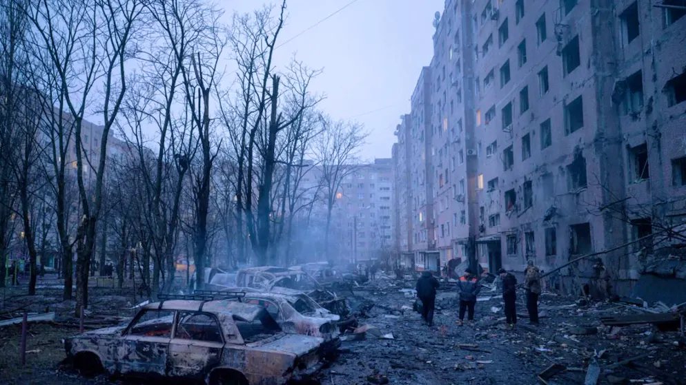 HANDOUT – Beschädigte Autos im Hof eines Wohnviertels nach einem russischen Luftangriff. Foto: Iryna Rybakova/Ukrainian 93rd Mechanized brigade via AP/dpa – ACHTUNG: Nur zur redaktionellen Verwendung und nur mit vollständiger Nennung des vorstehenden Credits