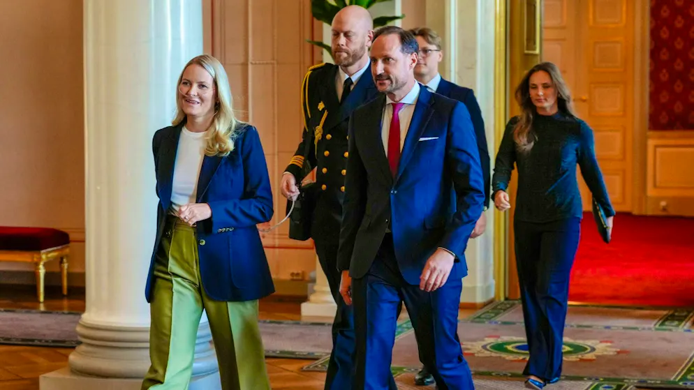 Crown Princess Mette-Marit has appeared in public several times with an oxygen machine, here with her husband Haakon.