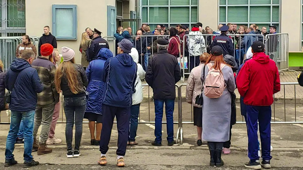 Russian recruits in front of a recruitment center in Moscow - family members and friends are waiting. (archive picture)
