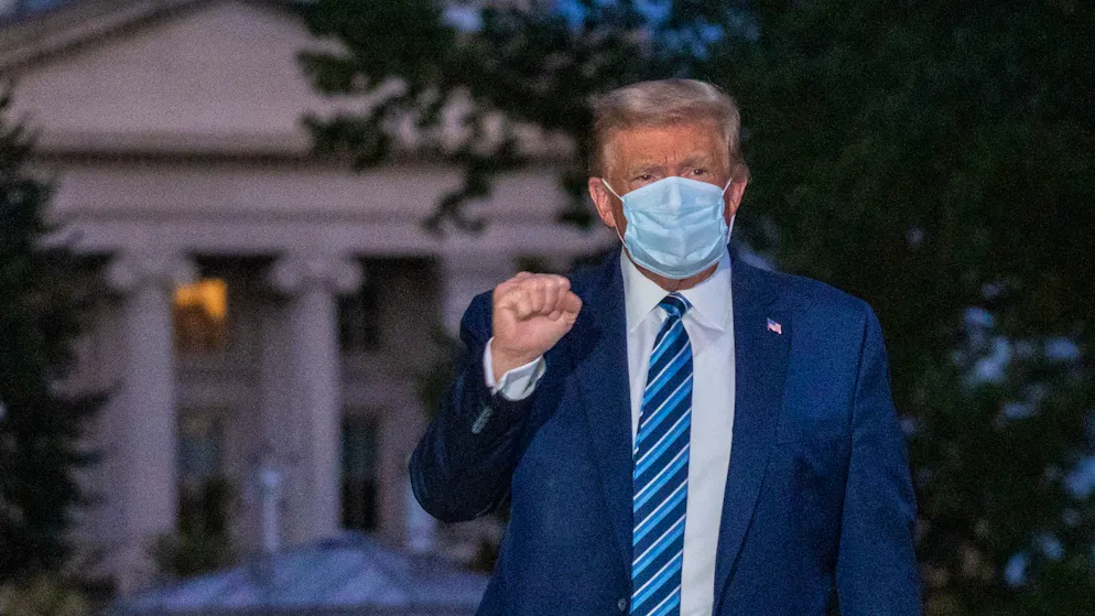 Nein, das ist keine Foto-Montage und auch kein KI-Bild. Die Aufnahme von Donald Trump wurde im Oktober 2020 während der Covid-Pandemie gemacht.