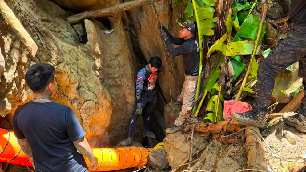 In diesem von der Rettungsorganisation «Metta Tham Rescue Kalasin» via AP zur Verfügung gestellten Foto arbeiten Retter daran, sieben Menschen zu erreichen, die in einer Höhle in der Provinz Xaisomboun eingeschlossen sind. F