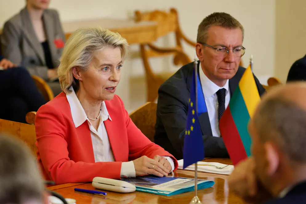 La présidente de la Commission européenne Ursula von der Leyen s’exprime aux côtés du président letton Edgars Rinkēvičs lors d’une rencontre avec les dirigeants baltes consacrée à la sécurité régionale, le 26 mai 2026 à Vilnius.
