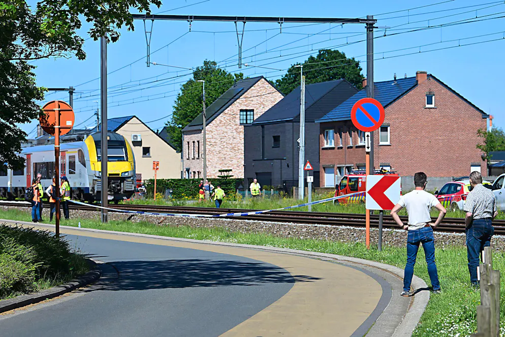BUGGENHOUT. Un bus scolaire percuté par un train BUGGENHOUT, BELGIQUE - 26 MAI : Un accident ferroviaire a fait plusieurs morts lors d'une collision entre un train et un minibus à Buggenhout. Le minibus transportait sept écoliers et deux adultes : Les barrières étaient baissées. Le 26 mai 2026 à Buggenhout, en Belgique, 26/05/2026 Buggenhout Belgique PUBLICATIONxNOTxINxFRAxBEL Copyright : xBertxVanxDenxBrouckex