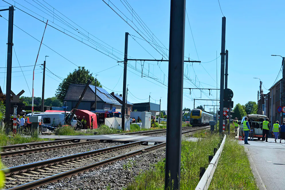 BUGGENHOUT. Un bus scolaire percuté par un train BUGGENHOUT, BELGIQUE - 26 MAI : Un accident ferroviaire a fait plusieurs morts lors d'une collision entre un train et un minibus à Buggenhout. Le minibus transportait sept écoliers et deux adultes : Les barrières étaient baissées. Le 26 mai 2026 à Buggenhout, en Belgique, 26/05/2026 Buggenhout Belgique PUBLICATIONxNOTxINxFRAxBEL Copyright : xBertxVanxDenxBrouckex