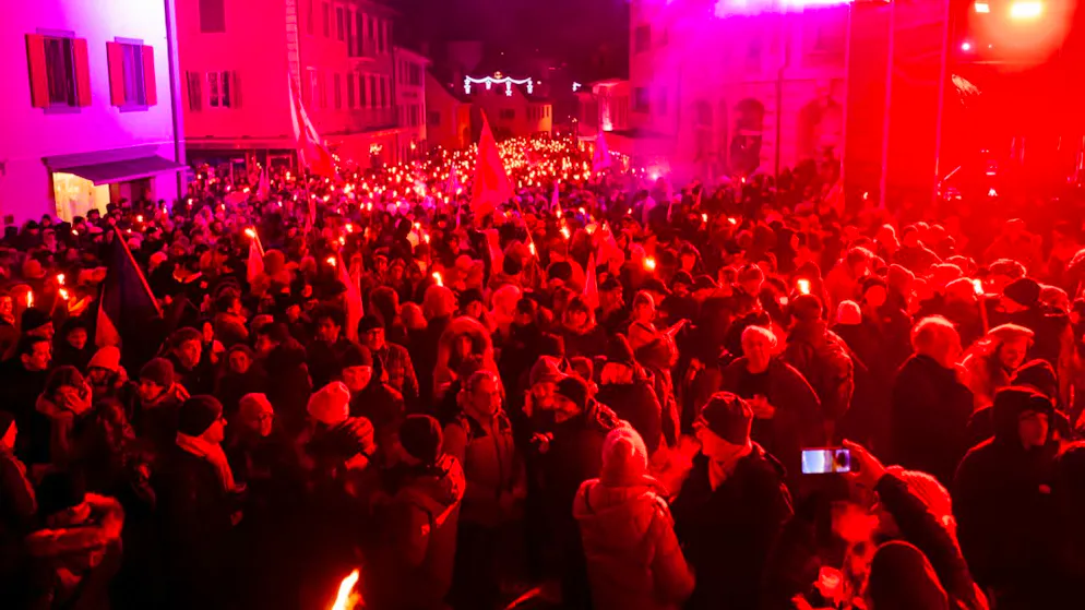Une foule immense avait convergé vers l'hôtel de ville de Moutier le 31 décembre au soir, à quelques heures du changement de canton de la ville (image d'archives).