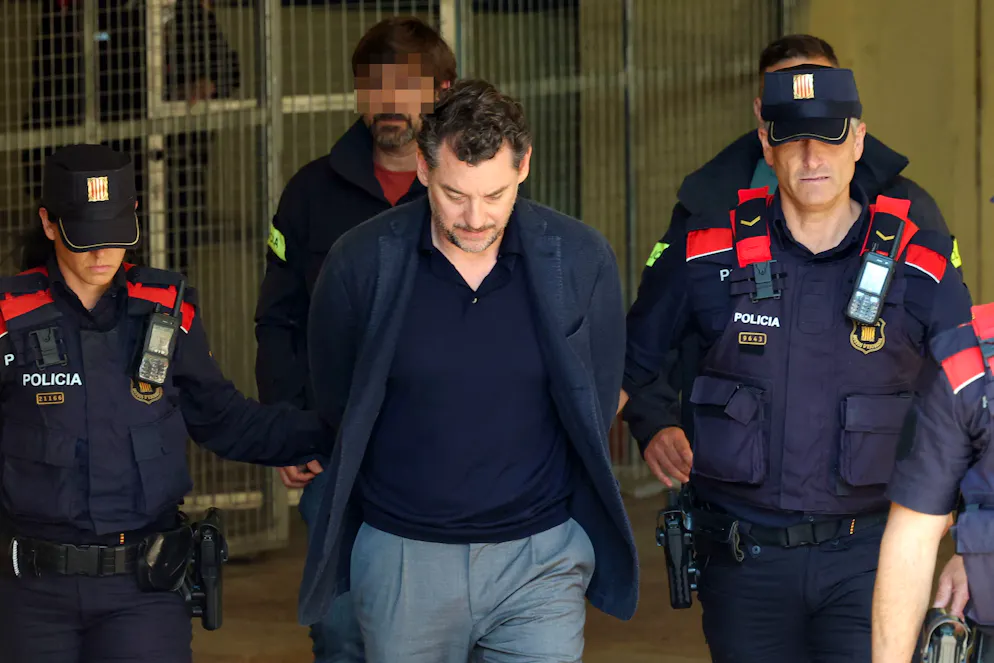 Des policiers catalans des Mossos d’Esquadra escortent Jonathan Andic, fils du fondateur de la marque de mode espagnole Mango, Isak Andic, à son arrivée au tribunal de Martorell, près de Barcelone, après son arrestation le 19 mai 2026.