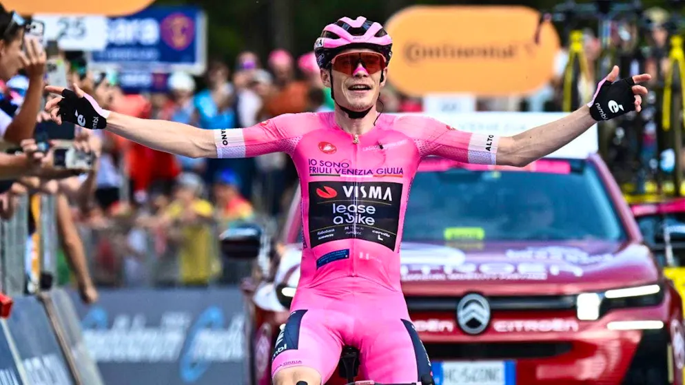 Fourth stage win for the Dane: Jonas Vingegaard celebrates at the mountain finish in Ticino.