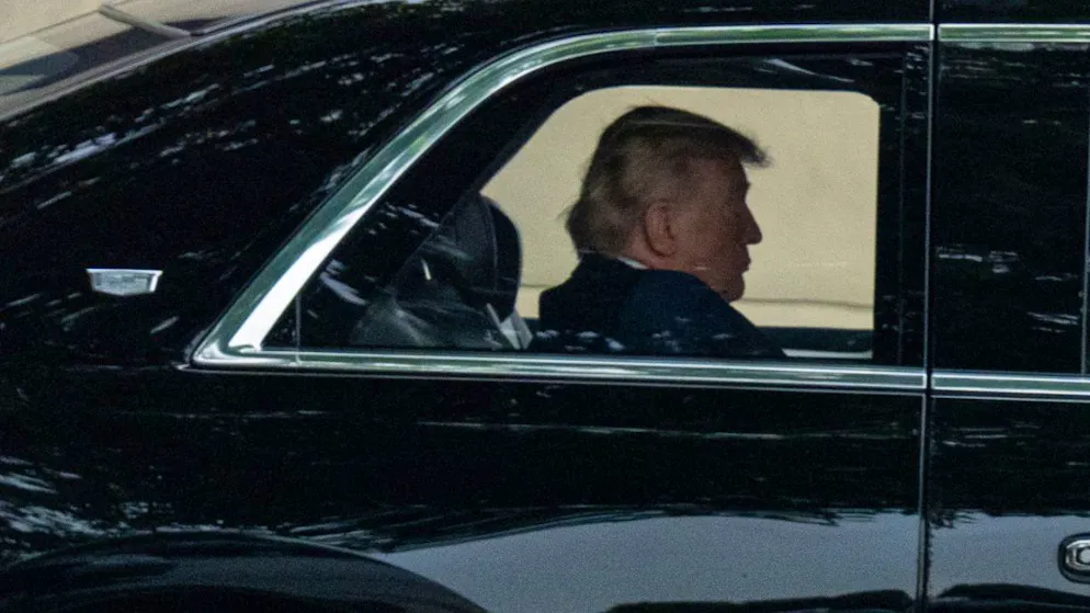 dpatopbilder – Donald Trump, Präsident der USA, verlässt das Walter Reed National Military Medical Center. Foto: Alex Brandon/AP/dpa