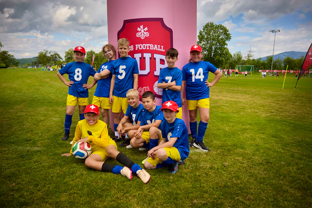 UBS Football Cup Diepoldsau. Dabei, wo alles beginnt: Die Schülerinnen und Schüler der Klasse 4b aus Diepoldsau SG wollen hoch hinaus.