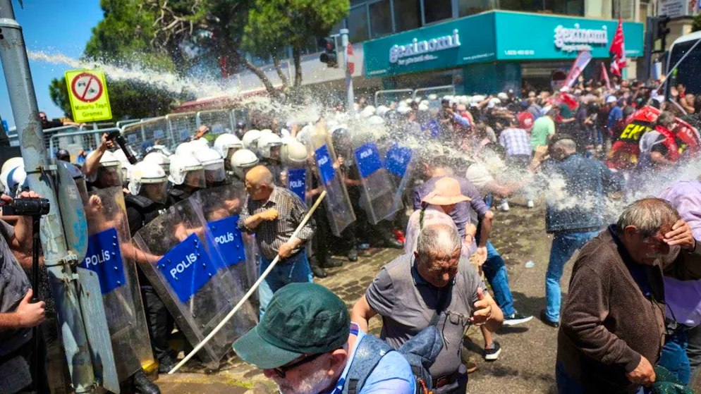 dpatopbilder - Police use water cannons to disperse supporters of Turkey's largest opposition party, the Republican People's Party (CHP), during a rally in support of deposed party leader Özgür Özel. Photo: Erdem Sahin/AP/dpa