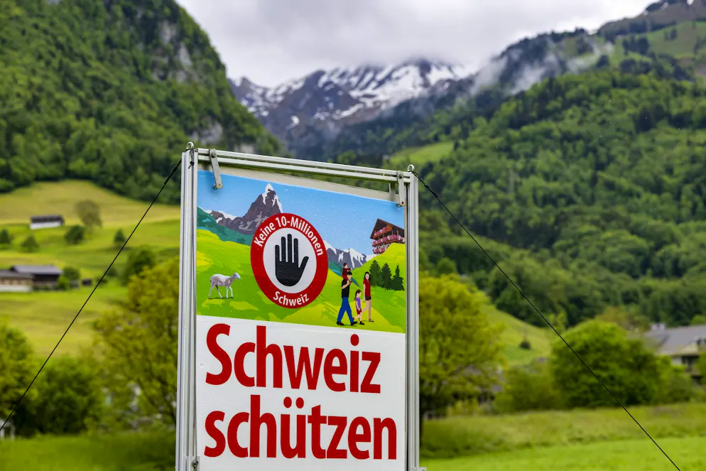 Des vidéos générées par l'intelligence artificielle (IA) montrent sur des réseaux sociaux de faux sondages sur l'initiative de l'UDC sur l'immigration, intitulée «Pas de Suisse à 10 millions», et de prétendues émeutes.