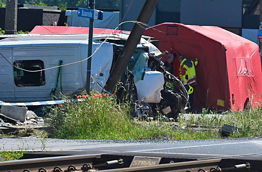 BUGGENHOUT. Un bus scolaire percuté par un train BUGGENHOUT, BELGIQUE - 26 MAI : Un accident ferroviaire a fait plusieurs morts lors d'une collision entre un train et un minibus à Buggenhout. Le minibus transportait sept écoliers et deux adultes : Les barrières étaient baissées. Le 26 mai 2026 à Buggenhout, en Belgique, 26/05/2026 Buggenhout Belgique PUBLICATIONxNOTxINxFRAxBEL Copyright : xBertxVanxDenxBrouckex