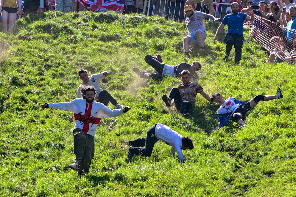 Si rotola sul Cooper's Hill, a Brockworth nel Gloucestershire (Inghilterra)
