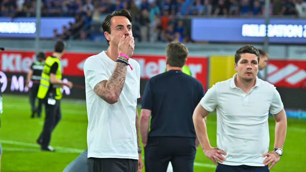 Fassungslos nach dem Abstieg des VfL Wolfsburg aus der Bundesliga: Aufsichtsratsmitglied Diego Benaglio (links) und Sportdirektor Pirmin Schwegler