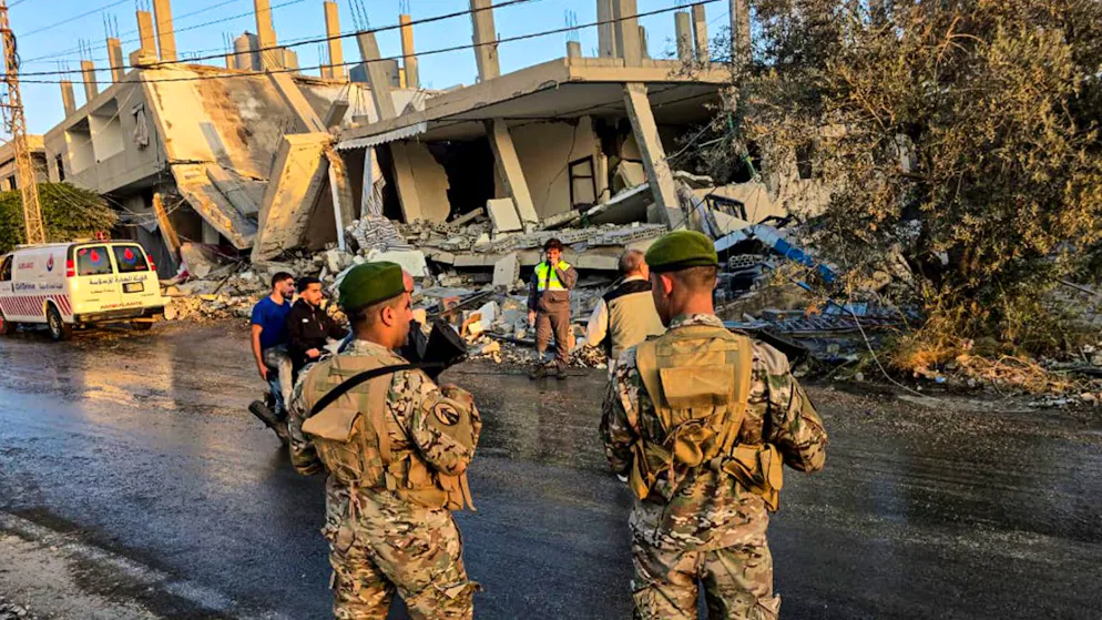 ARCHIV – Libanesische Soldaten sichern ein Haus, das bei einem israelischen Angriff in der südlibanesischen Ortschaft Dier Kifa getroffen wurde. Foto: Stringer/dpa/Archivbild