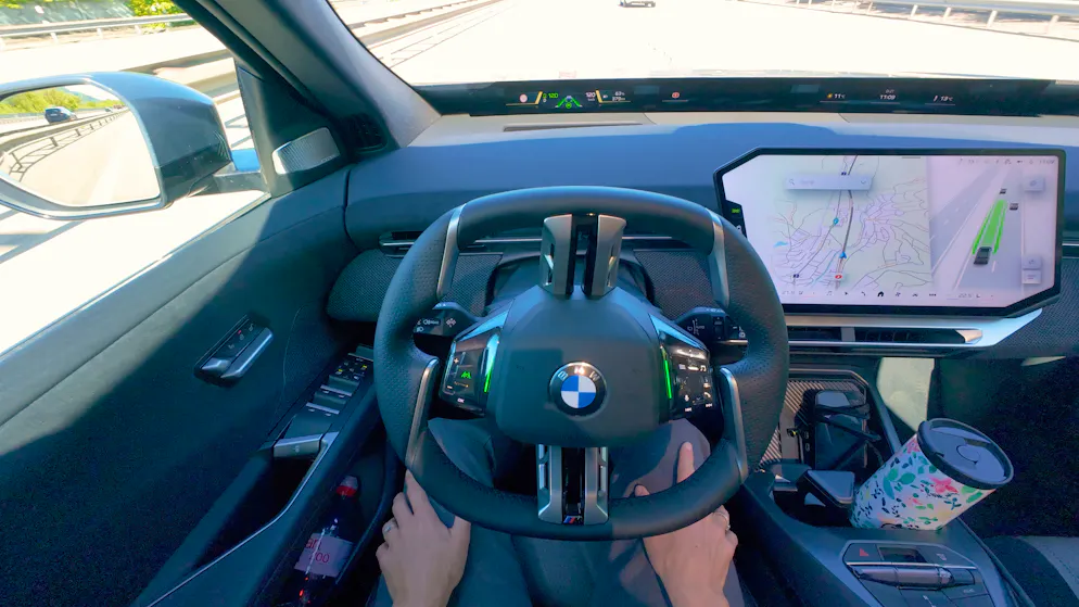 Mit dem neuen Autobahnassistenten kann Cyndie fahren, ohne die Hände am Lenkrad zu haben.