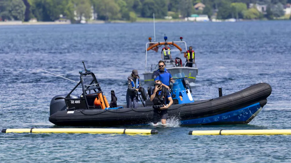 Un gendarme genevois de la police du lac saute à l'eau pour secourir une victime de noyade lors d'une démonstration (image d'illustration).