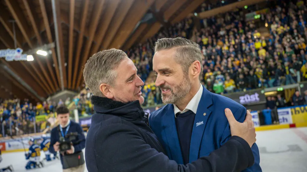 Dan Tangnes (links), jetzt Trainer von Rögle, und der Davoser Head Coach Josh Holden (rechts) werden sich im Rahmen der Champions League wiedersehen
