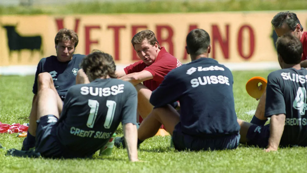 Roy Hodgson unterhält sich im Juni 1994 während dem Training in Montreal mit seinen Spielern.