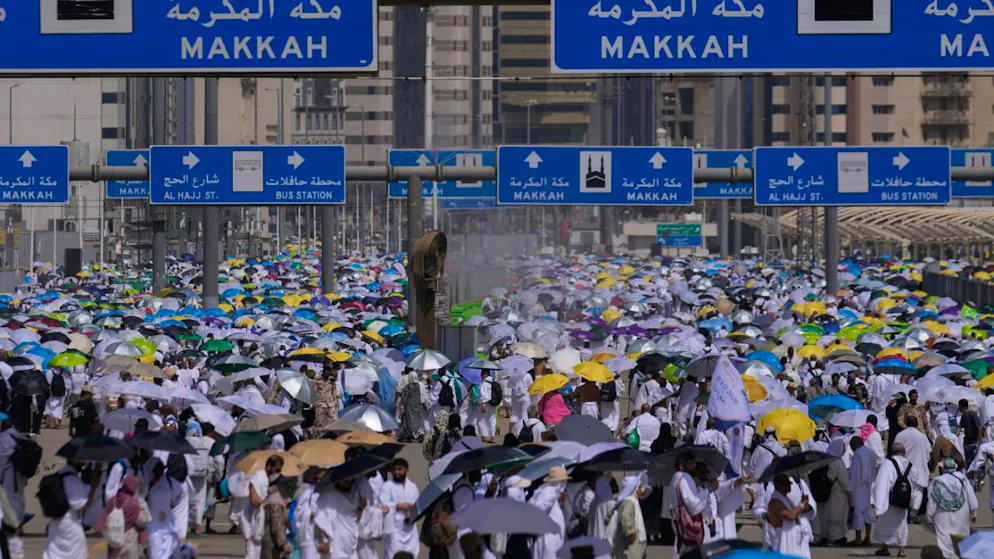 Des centaines de milliers de musulmans affluent à Mina, près de La Mecque, au premier jour de l'Aïd al-Adha pour reproduire symboliquement la lapidation du diable par Abraham à un des trois endroits où Satan aurait tenté de le dissuader d'obéir à l'ordre de Dieu de sacrifier son fils Ismaël.