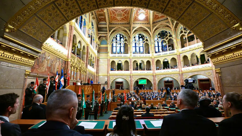ARCHIV – Abgeordnete lauschen der Rede des ungarischen Ministerpräsidenten Magyar während der Plenarsitzung der neuen Nationalversammlung nach der Ernennungszeremonie des Tisza-Kabinetts. Foto: Boglarka Bodnar/MTI/AP/dpa